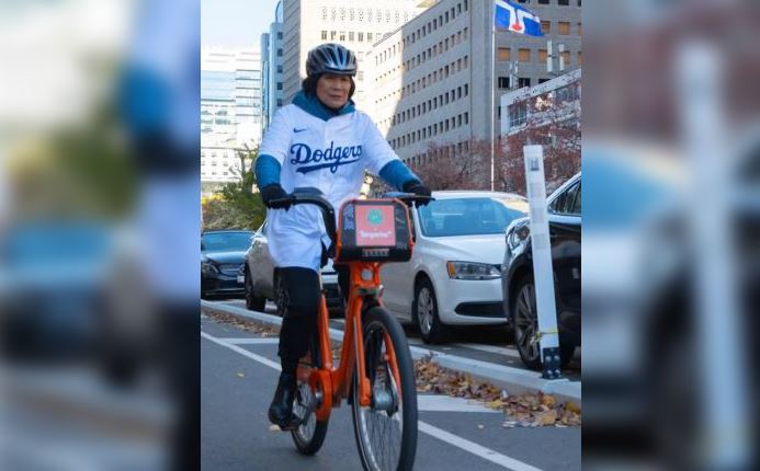 차우 토론토시장, LA 다저스 유니폼 입고 자전거로 출근? - CKNNews 이미지